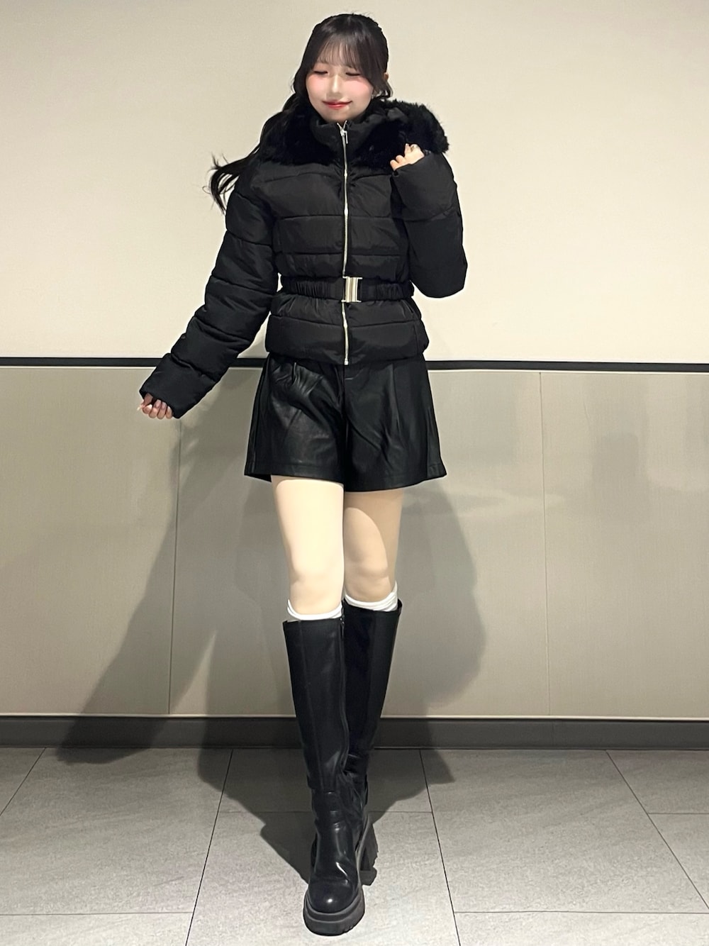 ブラック系のダウンジャケット/コート、ブラック系のその他パンツ、ブラック系のブーツを着用したレディースの秋コーディネートの1枚目の写真