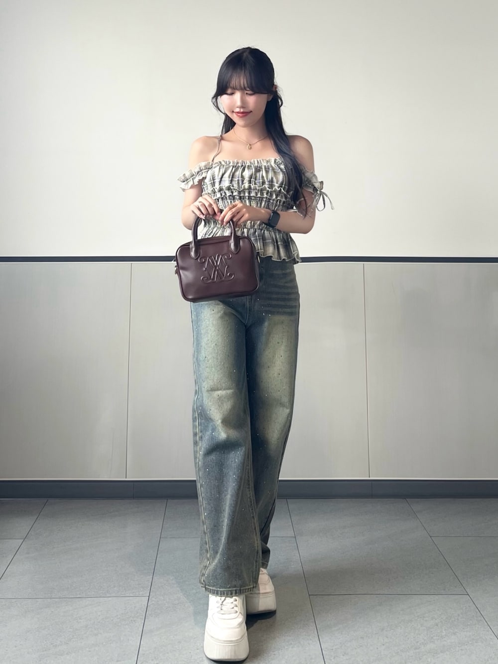 「INGNI、デニム、ブラウンコーデ、大人女子、大人かわいい、パンツコーデ、お出かけコーデ、大人コーデ、大人カジュアルコーデ、休日スタイル、ブラウン、秋色、ベージュ、シンプルコーデ、きれいめカジュアル」｜「INGNIの2Wayフリルチェック柄キャミブラウス(セットアップ対応)（シャツ/ブラウス、ホワイト系）」を使った、manakaさん（骨格ストレート・レディース・160cm）の夏コーディネートの1枚目の写真