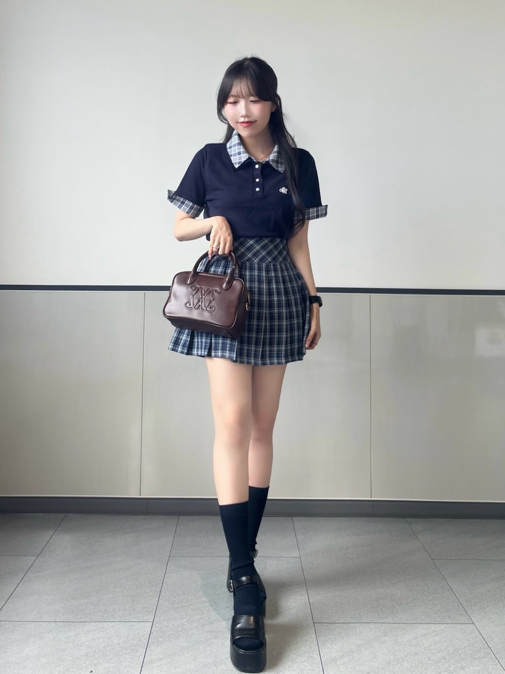 「INGNI、プレッピー、トラッド、チェック、チェック柄、チェックスカート、デザイントップス、テーマパークコーデ、プチプラ、ootd、おしゃれさんと繋がりたい、カラーコーデ、ガーリーコーデ、ミニスカート、ネイビー」｜「INGNIのダブルカラー胸刺繍半袖ポロニット（ニット/セーター、ブルー系）」を使った、manakaさん（骨格ストレート・レディース・160cm）の夏コーディネートの1枚目の写真