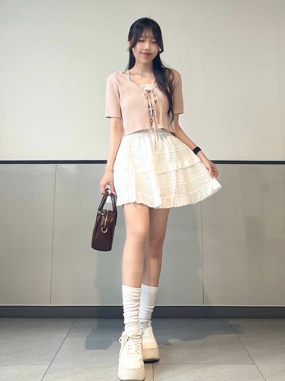 「INGNI、夏服、カジュアルガーリー、160cm台コーデ、プチプラコーデ、着回しコーデ、ガーリー、ガーリーコーデ、コットン、レース、レーストップス、レーススカート、カーディガンコーデ、カーディガン、ピンク」｜「INGNIのフロントリボン半袖ニットカーディガン＋レースキャミソール（アンサンブル、ピンク系）」を使った、manakaさん（骨格ストレート・レディース・160cm）の夏コーディネートの1枚目の写真