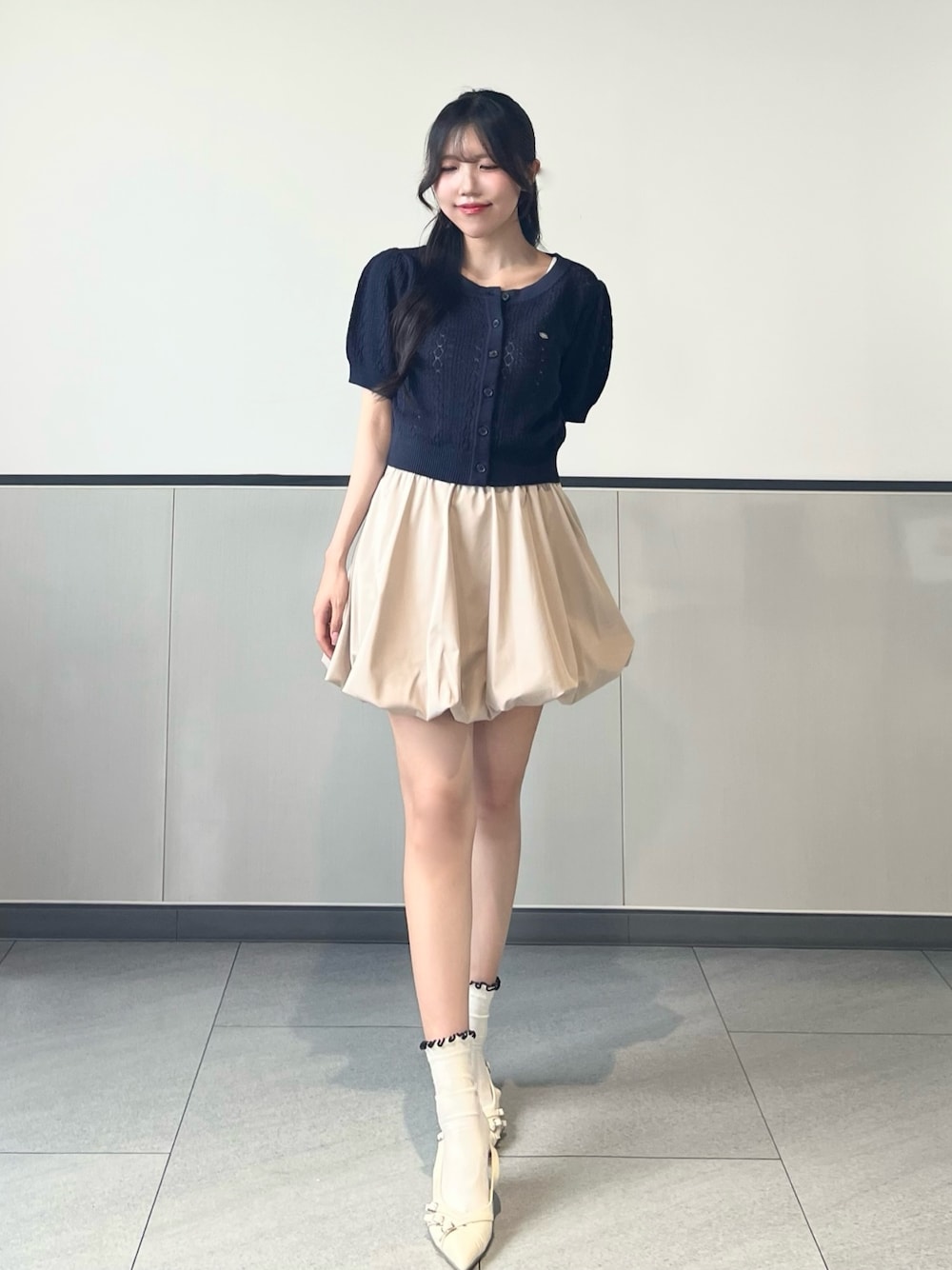 「INGNI、シンプル・ベーシック、キレイめ、大人可愛い、お出かけコーデ、ネイビー、バルーンスカート、プレッピー、夏コーデ、ミニスカート、カーディガン、カーディガンコーデ、ガーリー、ガーリーコーデ、プチプラ」｜「INGNIのプレート付パターンメッシュ半袖ニットカーディガン（カーディガン/ボレロ、ブルー系）」を使った、manakaさん（骨格ストレート・レディース・160cm）の夏コーディネートの1枚目の写真