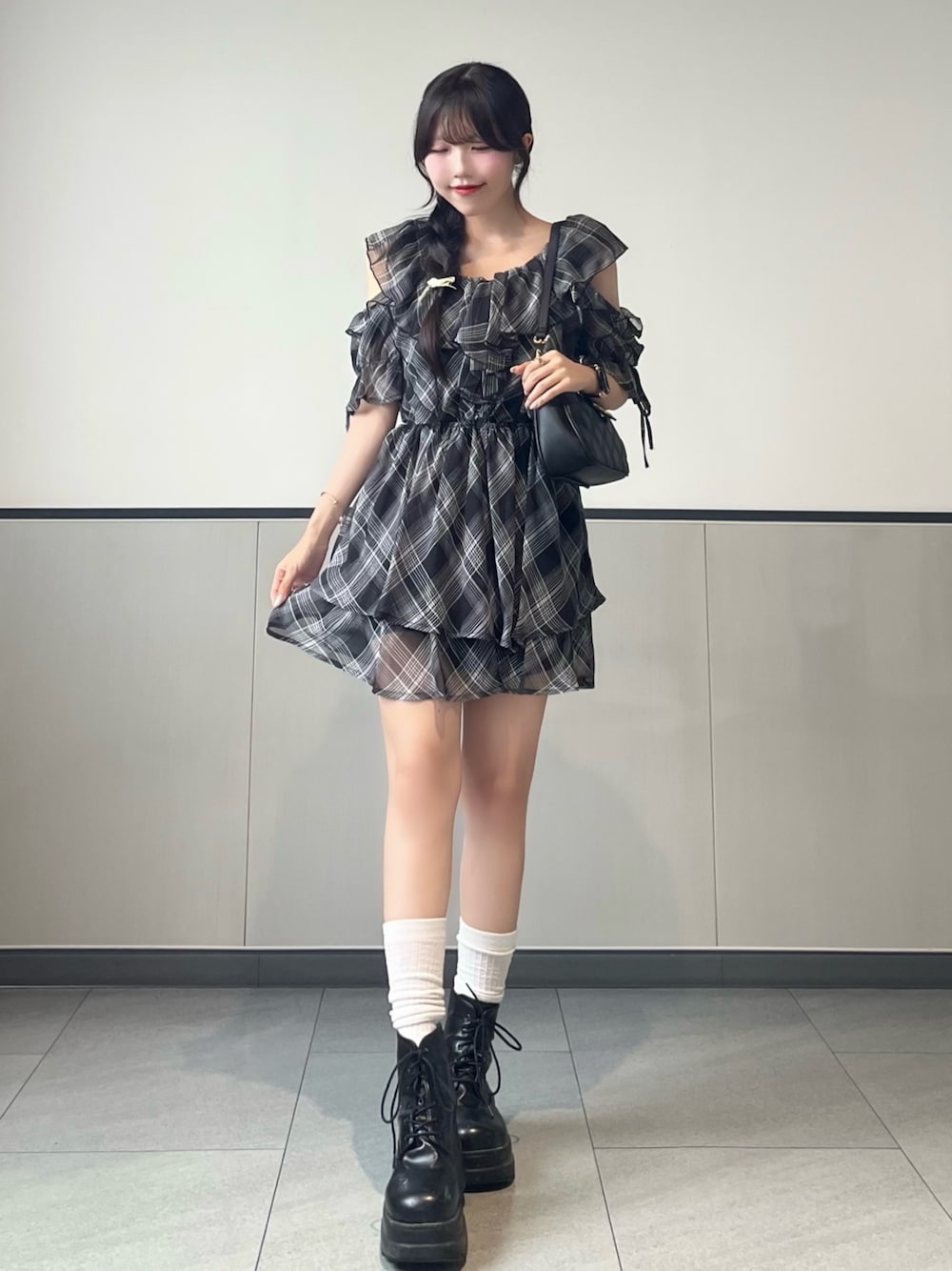 「INGNI、いいね、save、フォローお願いします🤑、秋服準備はじめました、ワントーンコーデ、オトナカワイイ、プチプラ、お出かけコーデ、モノトーン、デートコーデ、テーマパークコーデ、休日スタイル、ワンピース、ワンピースコーデ、チェック、チェックワンピース」｜「INGNIの肩開きフリルミニワンピース（ワンピース、ブラック系）」を使った、manakaさん（骨格ストレート・レディース・160cm）の夏コーディネートの1枚目の写真