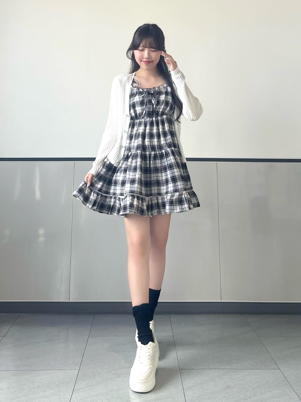 「INGNI、ガーリー、チェック、キャミワンピ、キャミワンピース、スニーカー、プチプラ、フェススタイル、モノトーン、テーマパークコーデ、休日スタイル、カーディガン、カーディガンコーデ、厚底シューズ、夏服」｜「INGNIのリボンボタンシアーニットカーディガン（カーディガン/ボレロ、ホワイト系）」を使った、manakaさん（骨格ストレート・レディース・160cm）の夏コーディネートの1枚目の写真