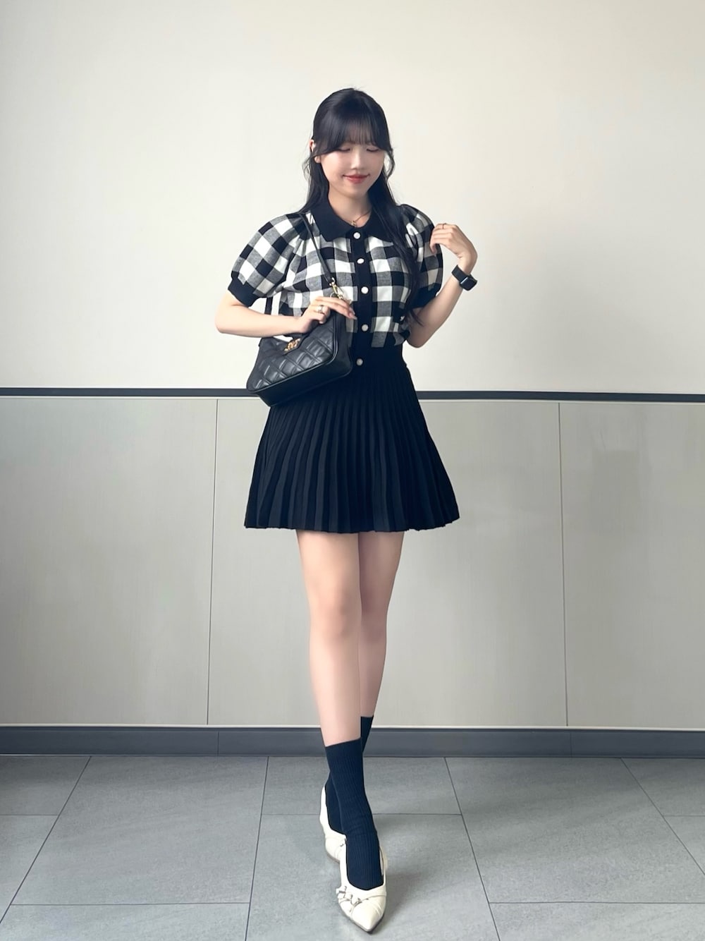「INGNI、セットアップ、おしゃれさんと繋がりたい、大人ガーリー、お出かけコーデ、休日スタイル、ミニスカート、テーマパークコーデ、チェック柄、チェック、テーマパーク、ガーリー、ガーリーコーデ、モノトーン、モノトーンコーデ」｜「INGNIの襟付チェック柄半袖ニットカーディガン＋ミニスカパン／セットアップ（セットアップ、ブラック系）」を使った、manakaさん（骨格ストレート・レディース・160cm）の夏コーディネートの1枚目の写真