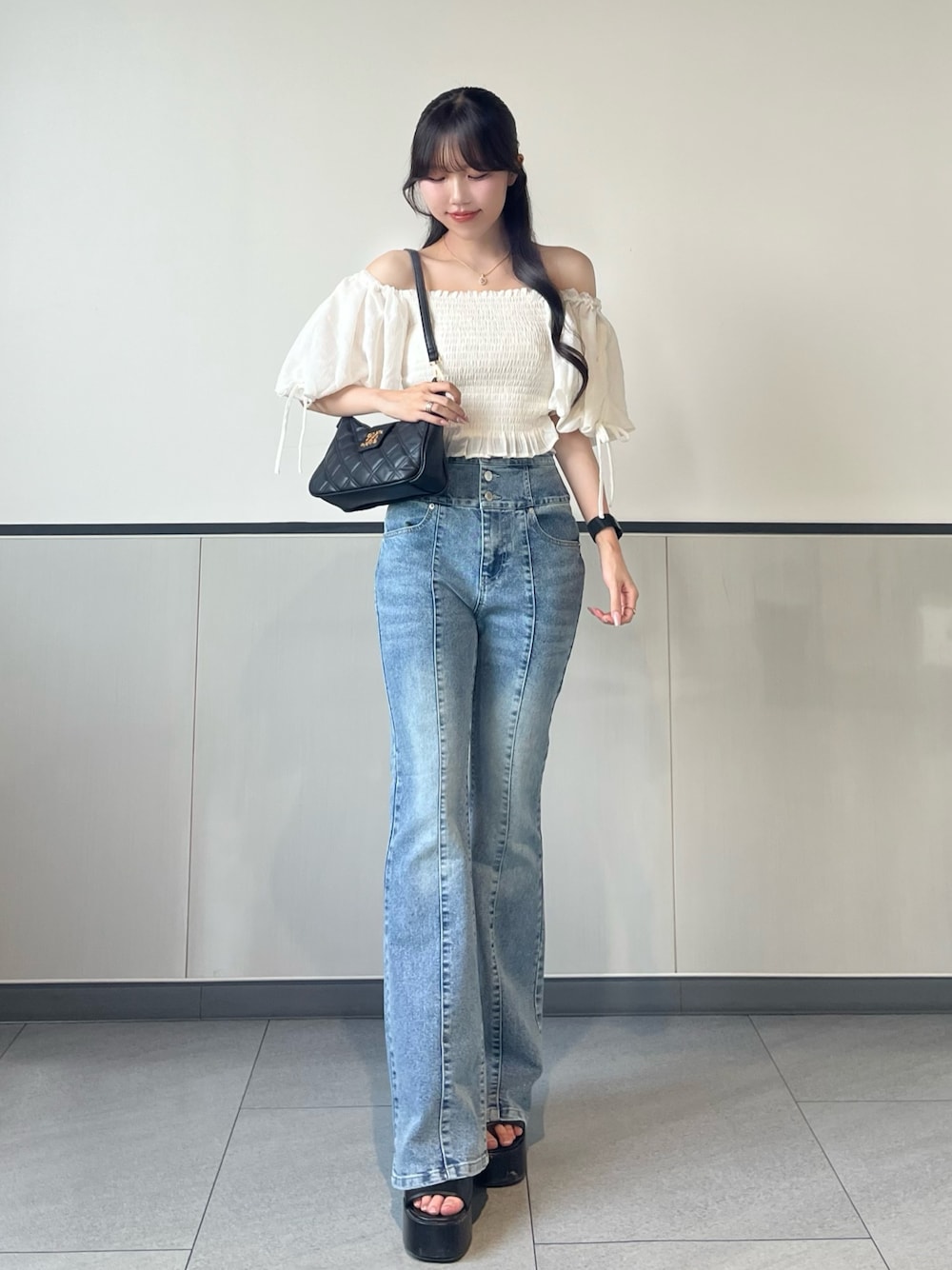 「INGNI、トップス、プチプラ、パンツスタイル、ootd、オトナカワイイ、キレイめ、夏服、きれいめコーデ、おしゃれさんと繋がりたい、夏ファッション、夏ルックで気分アップ、デニム、オフショル、デニムコーデ」｜「INGNIの【WEB限定】シャーリングオフショルブラウス（シャツ/ブラウス、ホワイト系）」を使った、manakaさん（骨格ストレート・レディース・160cm）の夏コーディネートの1枚目の写真