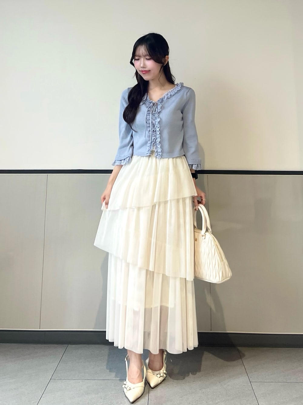 manakaさんの「フリル5分袖ニットカーディガン（INGNI）」を使ったコーディネートの1枚目の写真