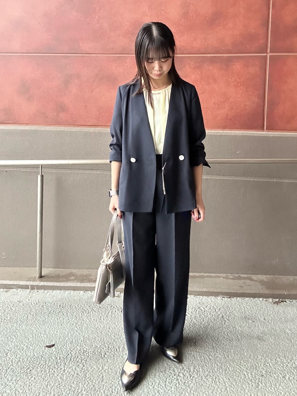 「ジャケット、セットアップ、オフィススタイル、ノーリーズ」｜「MICO COULIERのパオパオシフォンブラウス（シャツ/ブラウス、イエロー系）」を使った、maruさん（骨格ウェーブ・レディース・156cm）の春コーディネートの1枚目の写真