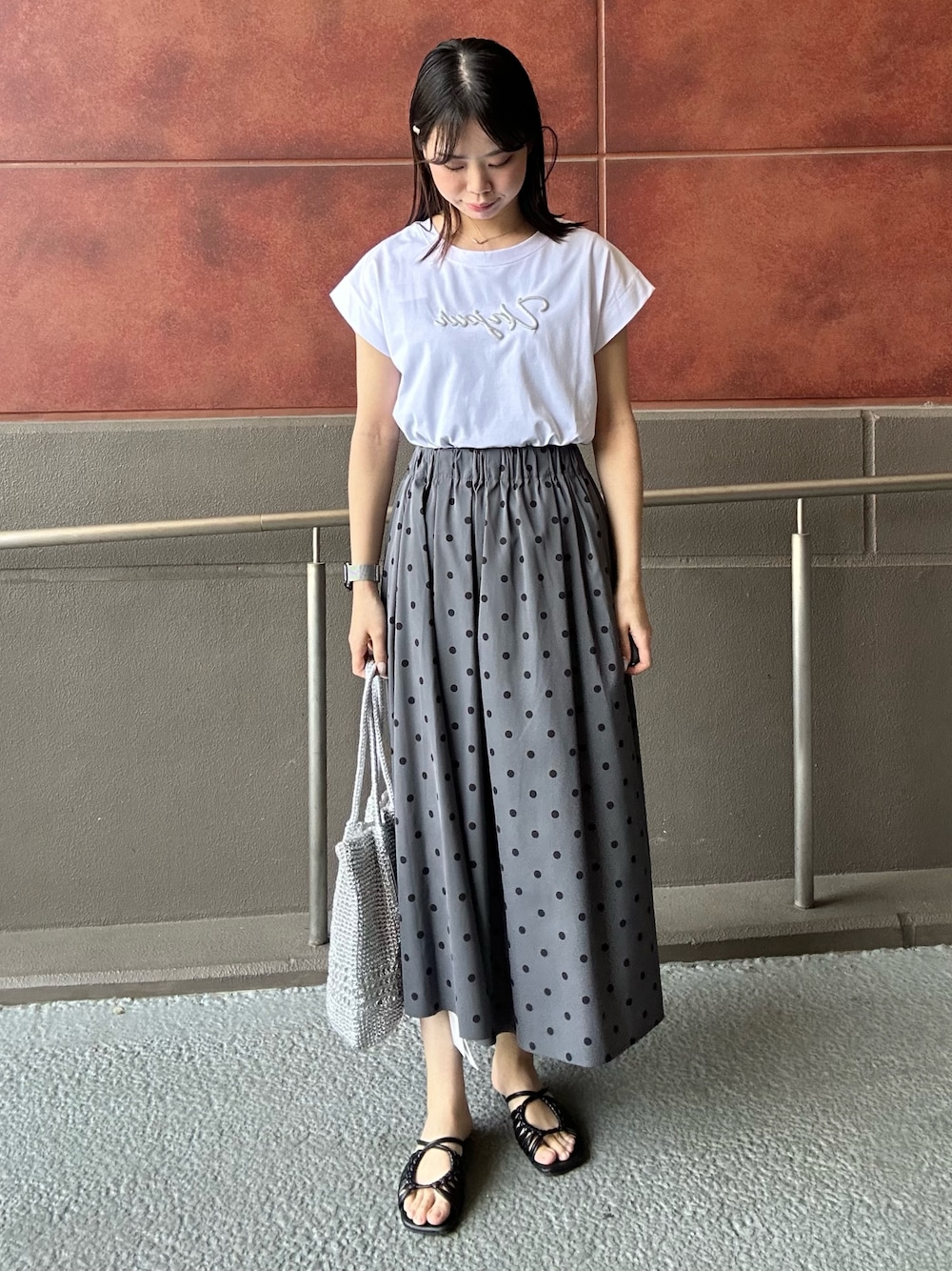 「ロゴT、Tシャツ、ドット、ドットスカート、リバーシブルスカート、リバーシブル、春コーデ、夏コーデ、ノーリーズ」｜「MICO COULIERの《接触冷感》《吸水速乾》DRY COTTON ラメプリントノースリーブTシャツ（Tシャツ/カットソー、ホワイト系）」を使った、maruさん（レディース・156cm）の春コーディネートの1枚目の写真