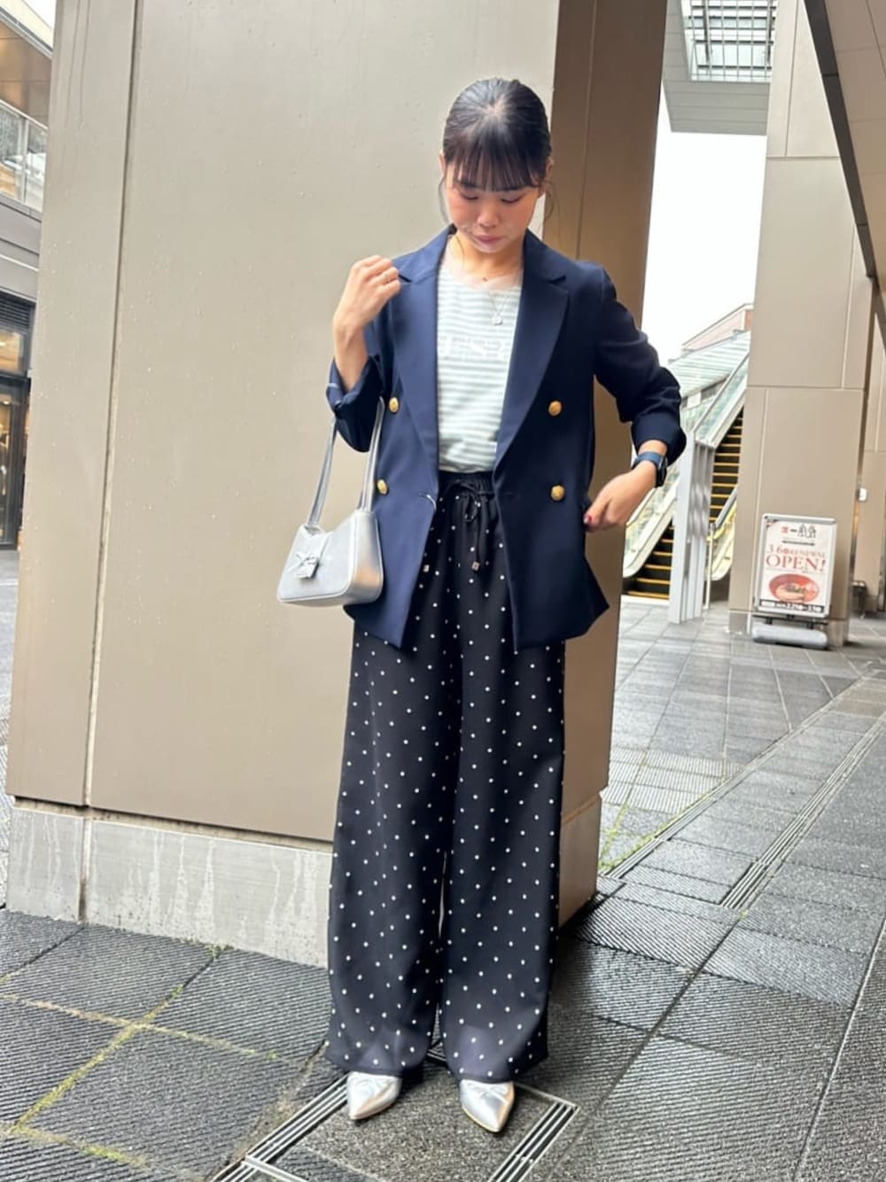 「ジャケット、ボーダートップス、ドットパンツ、ノーリーズ」｜「MICO COULIERのラメボーダーロゴT（Tシャツ/カットソー、ブルー系）」を使った、maruさん（レディース・156cm）の春コーディネートの1枚目の写真