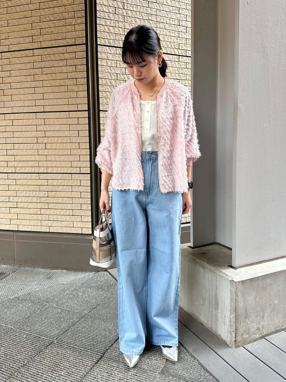 「春色、デニムパンツ、ノーリーズ」｜「MICO COULIERのラッセル編ヘンリー2WAYネックタンク（Tシャツ/カットソー、ホワイト系）」を使った、maruさん（骨格ウェーブ・レディース・156cm）の春コーディネートの1枚目の写真