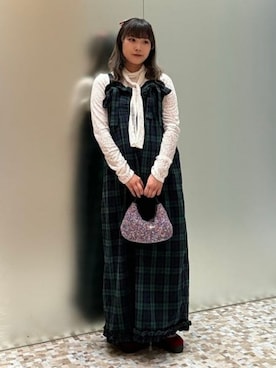 「CAROLINA GLASER（カロリナ グレイサー）のチェック柄 リボン フリル サロペット（サロペット/オーバーオール、グリーン系）」を使った、カロリナグレイサーさん（レディース・164cm）の秋コーディネート
