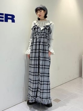 「CAROLINA GLASER（カロリナ グレイサー）のチェック柄 リボン フリル サロペット（サロペット/オーバーオール、グレー系）」を使った、カロリナグレイサーさん（レディース・164cm）の秋コーディネート