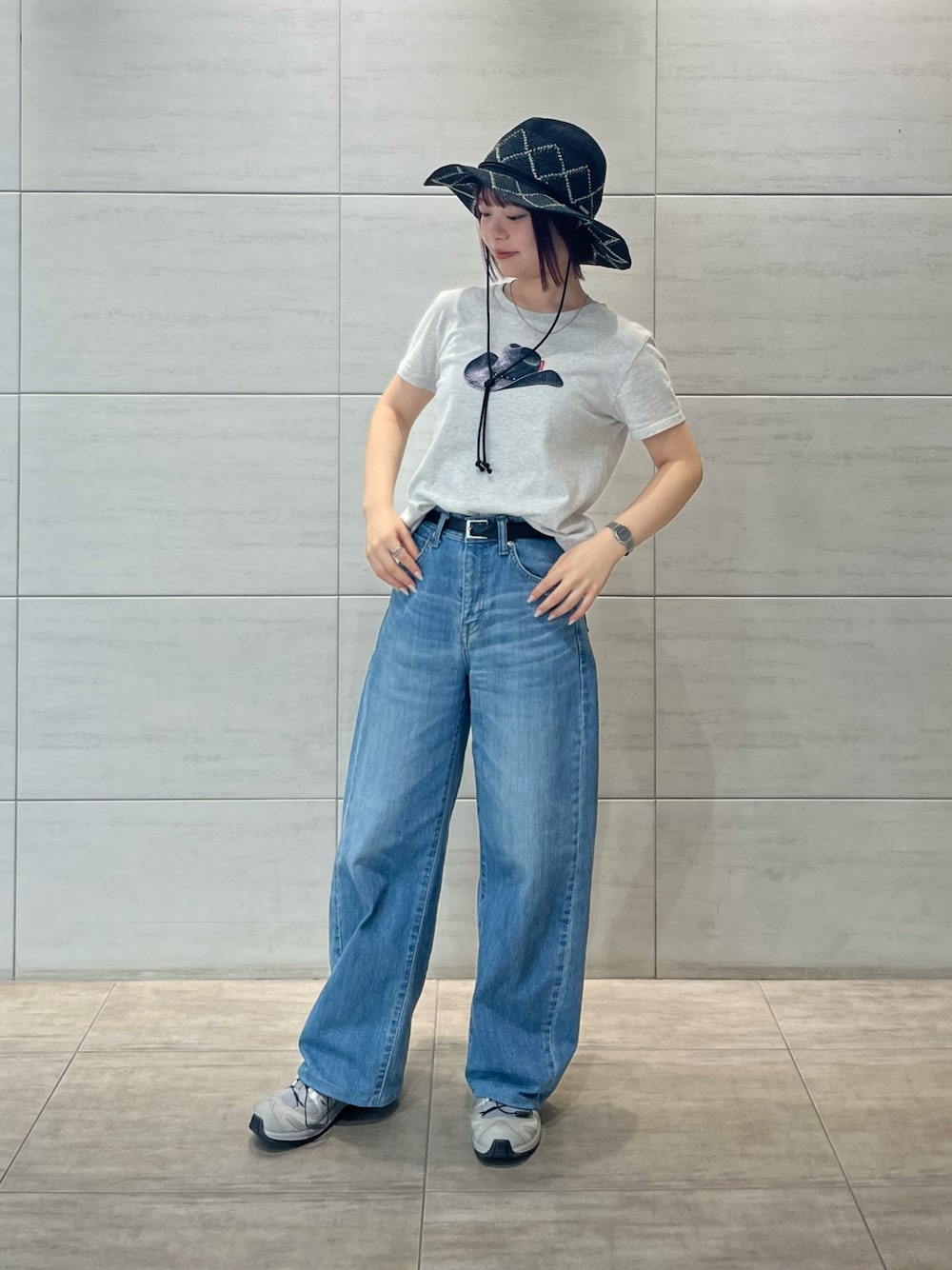 「デニム、夏コーデ、スニーカー、夏、カジュアルスタイル、Tシャツコーデ、ハット、帽子、テンガロンハット、中折れハット、override 」｜「OVERRIDEのOVERRIDE  PAPER CROCHET ZIG-ZAG HAT / オーバーライド（ハット、ブラック系）」を使った、Tamaさん（レディース・152cm）の夏コーディネートの1枚目の写真