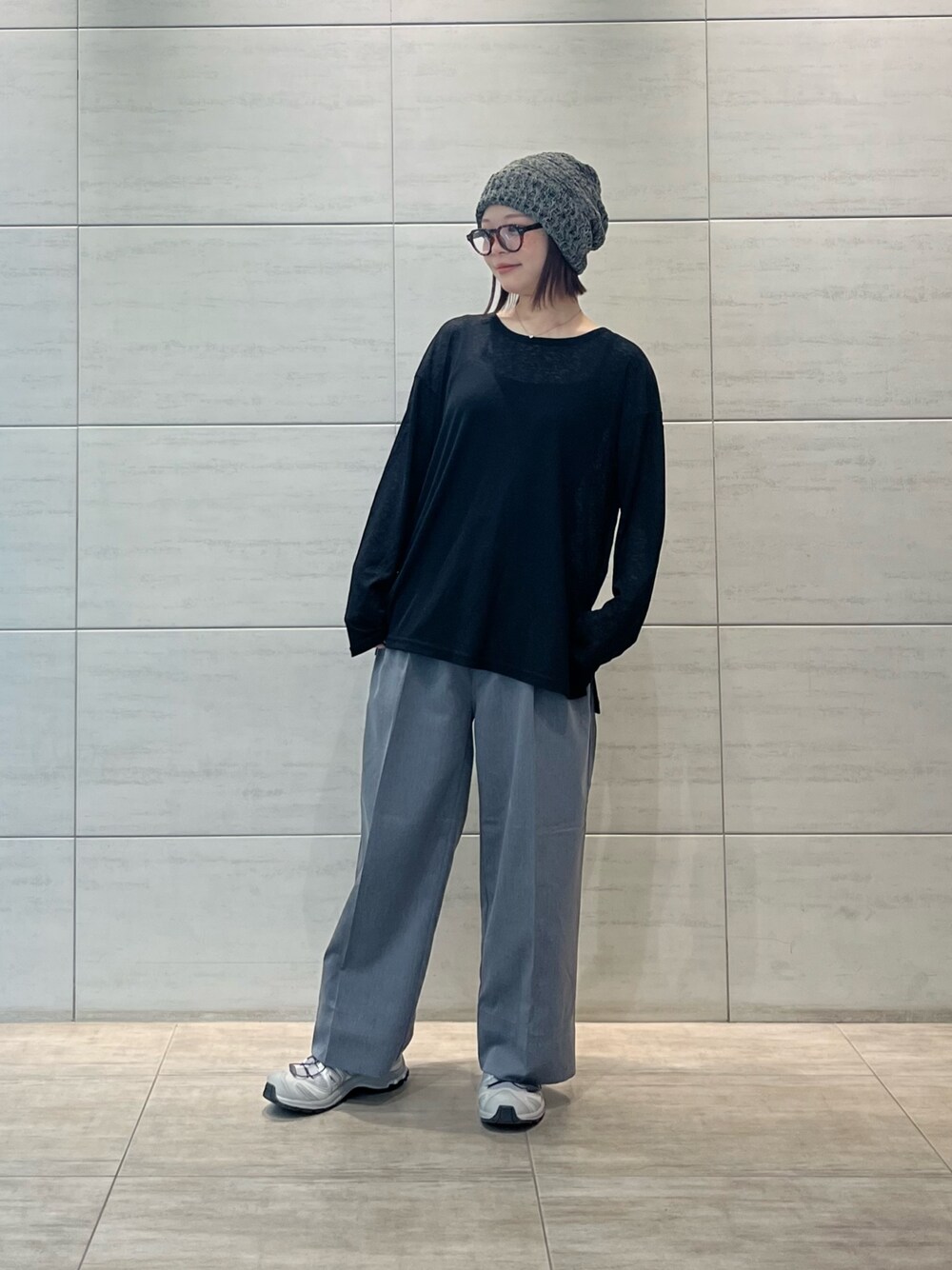 グレー系のニットキャップ/ビーニーを着用したレディースの春コーディネートの1枚目の写真