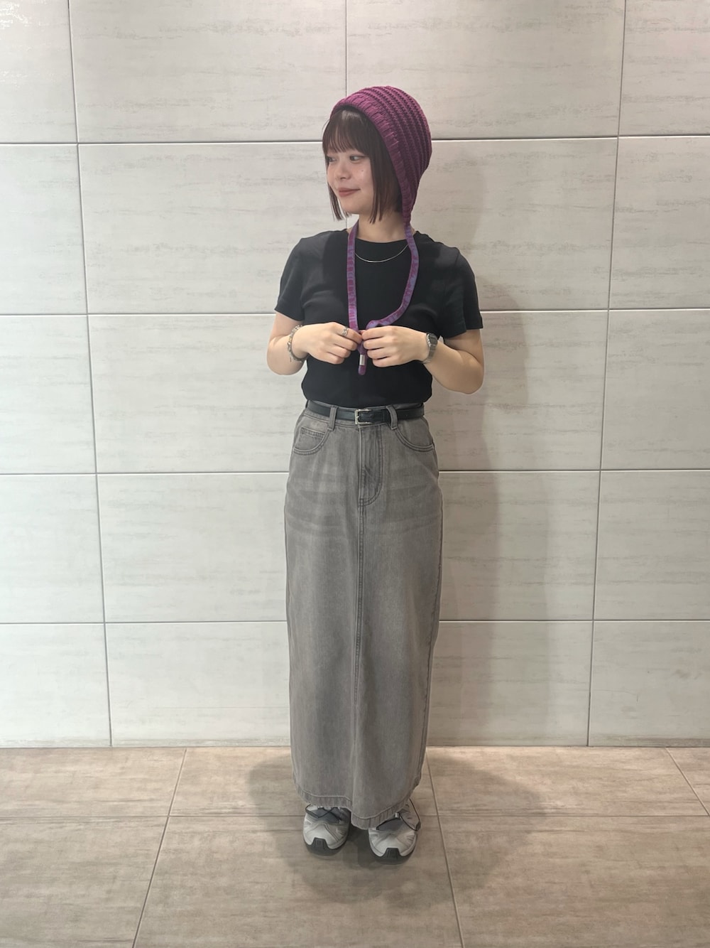 「デニム、シンプルコーデ、きれいめカジュアル、夏コーデ、スニーカー、ブラックコーデ、夏服コーデ、大人カジュアルコーデ、オトナ女子、キレイめコーデ、帽子、ビーニー、フード、ニット帽、override 」｜「OVERRIDEのOVERRIDE  KNIT HOOD BEANIE SGP / オーバーライド（ニットキャップ/ビーニー、パープル系）」を使った、Tamaさん（レディース・152cm）の夏コーディネートの1枚目の写真