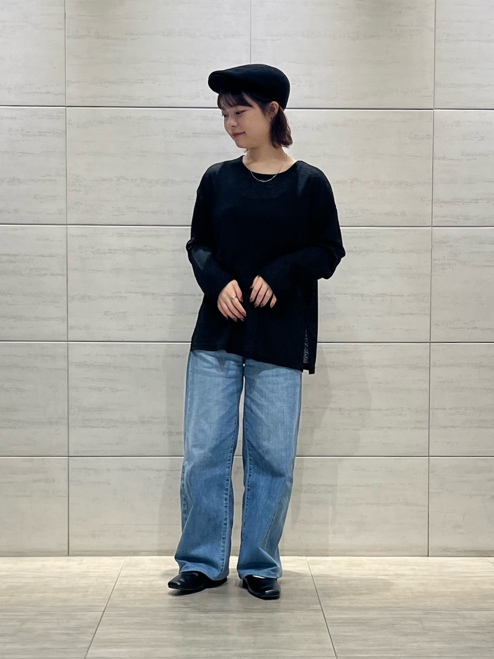 ブラック系のハンチング/ベレー帽を着用したレディースの秋コーディネートの1枚目の写真