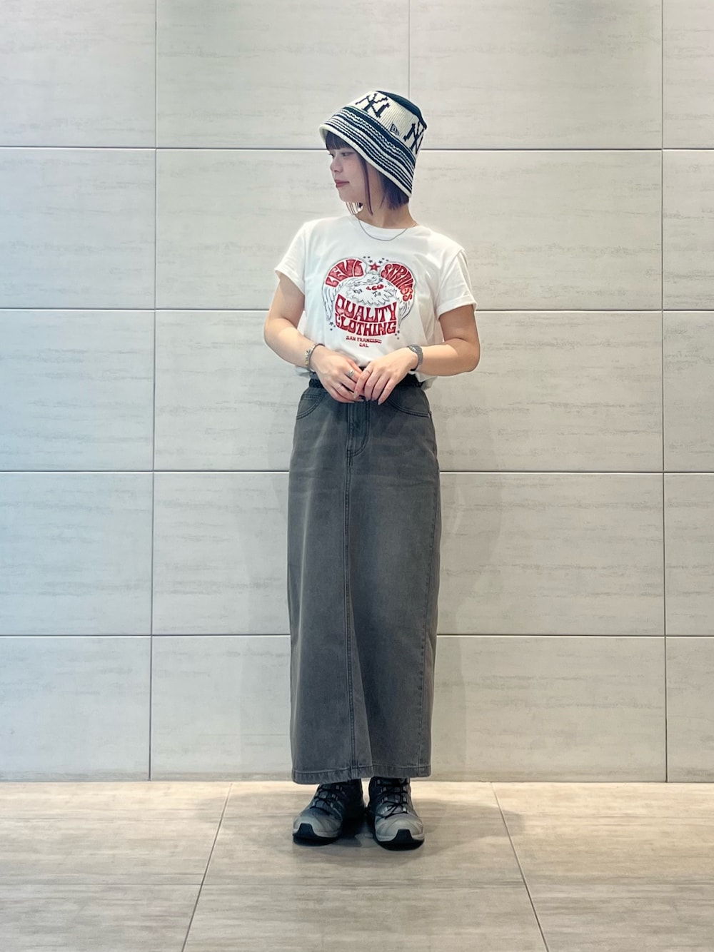 ブルー系のハットを着用したレディースの秋コーディネートの1枚目の写真