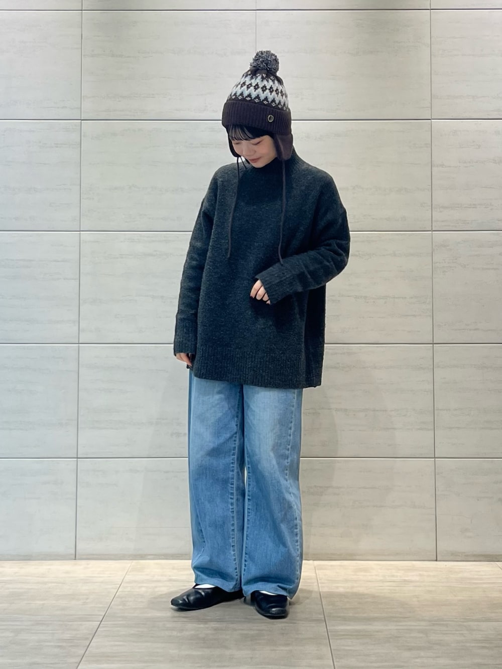 ブラウン系のニットキャップ/ビーニー、ブラック系のニットキャップ/ビーニー、ホワイト系のニットキャップ/ビーニーを着用したレディースの秋コーディネートの1枚目の写真