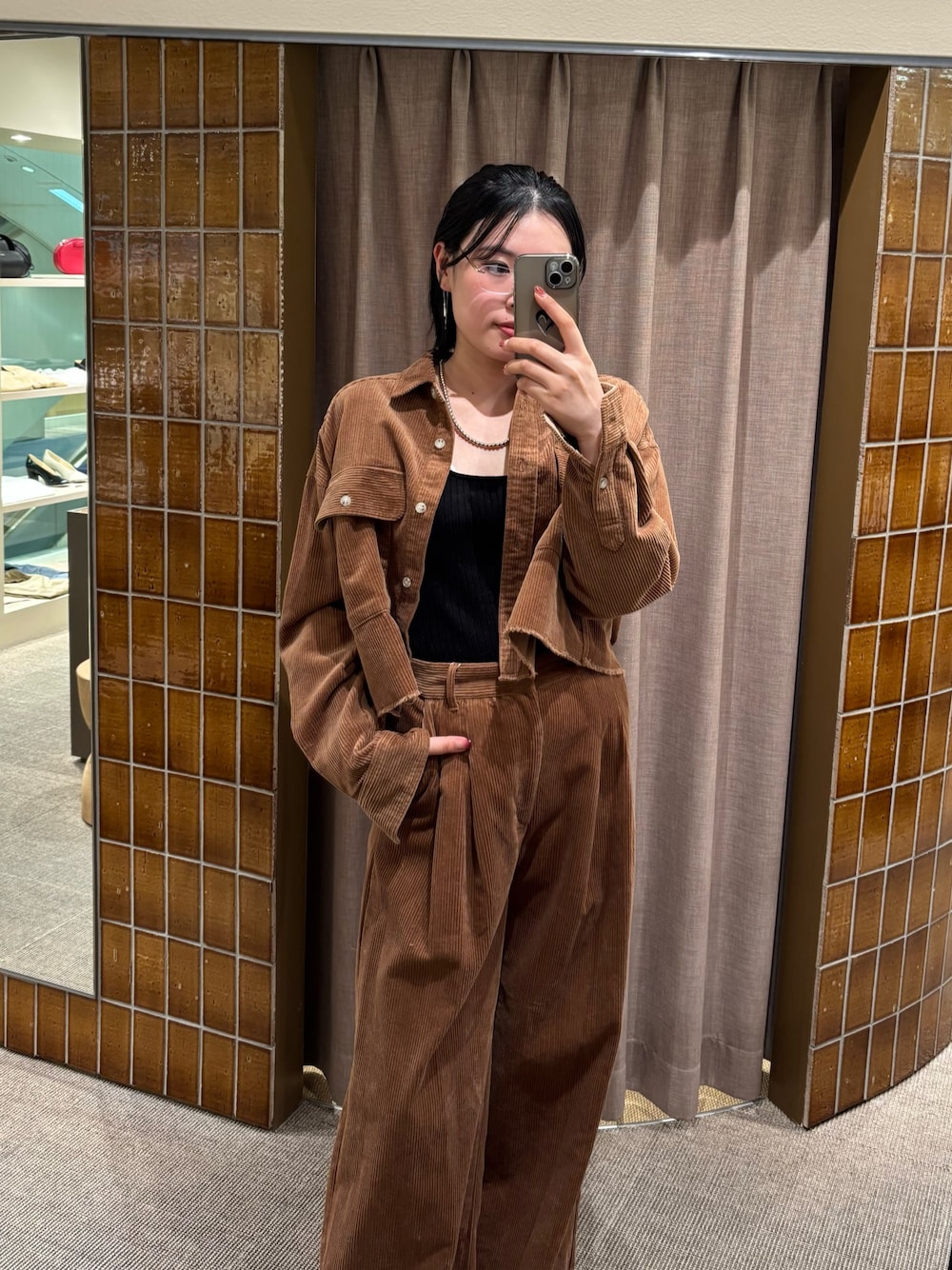 ブラウン系のその他パンツ、ブラック系のキャミソール、ブラウン系のシャツ/ブラウスを着用したレディースの秋コーディネートの1枚目の写真