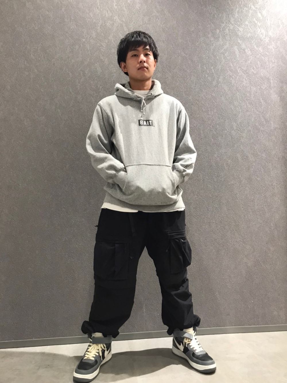 「BAIT、baitme、baitjapapn、秋冬コーデ、LOGOアイテム」｜「BAITのBAIT ベイト "BAIT MARK" HOODIE 777-BAT-PRK-001（パーカー、グレー系）」を使った、yutoさん（メンズ・170cm）の秋コーディネートの1枚目の写真