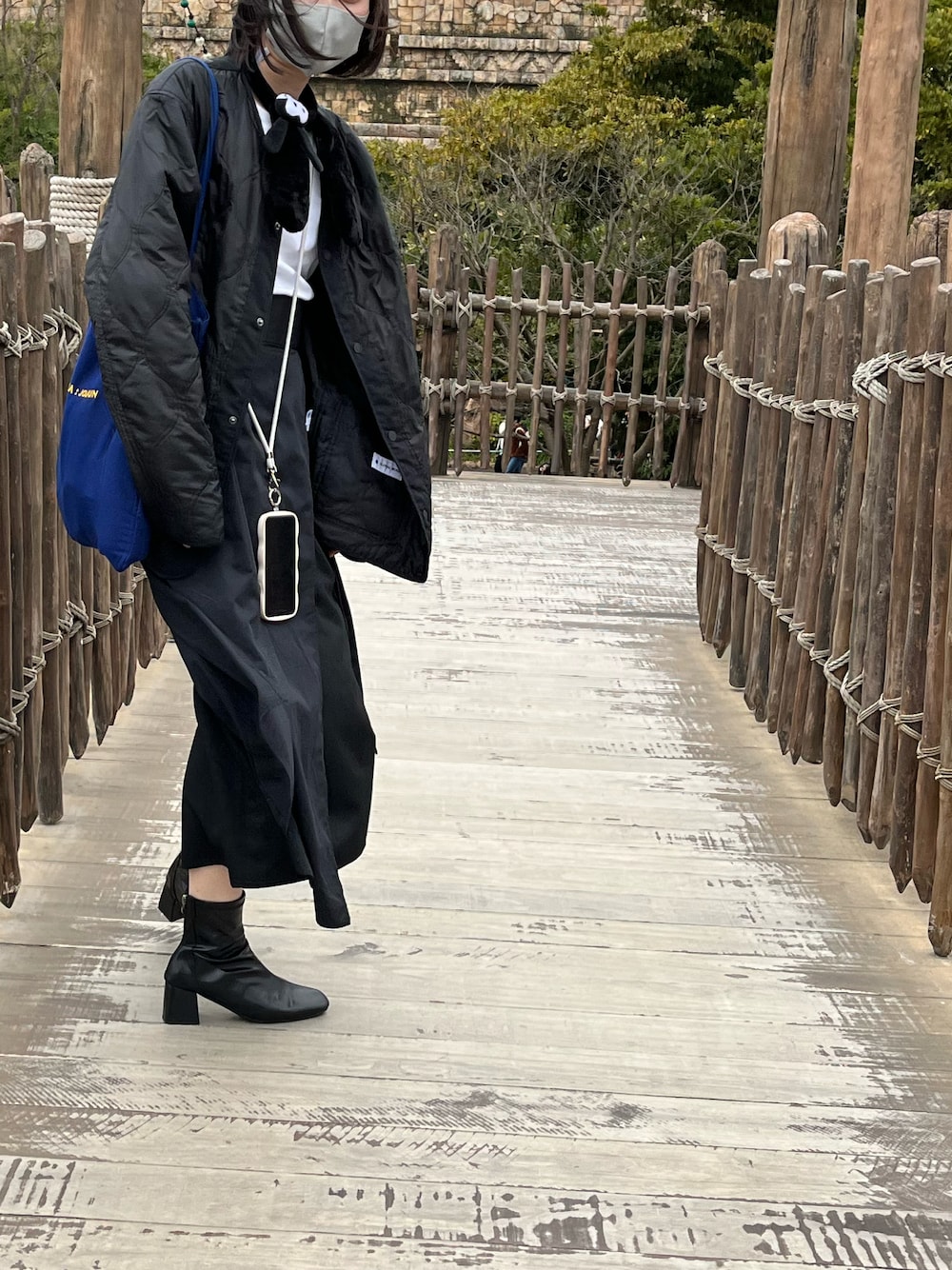 「TINA:JOJUN、UNIQLO、JUNOAH、ディズニー、ブラック、ロングスカート、ショートブーツ」｜「TINA：JOJUNのHライン ドッキングスカート TINA：JOJUN（スカート、ブラック系）」を使った、마사? さん（レディース・157cm）の春コーディネートの1枚目の写真