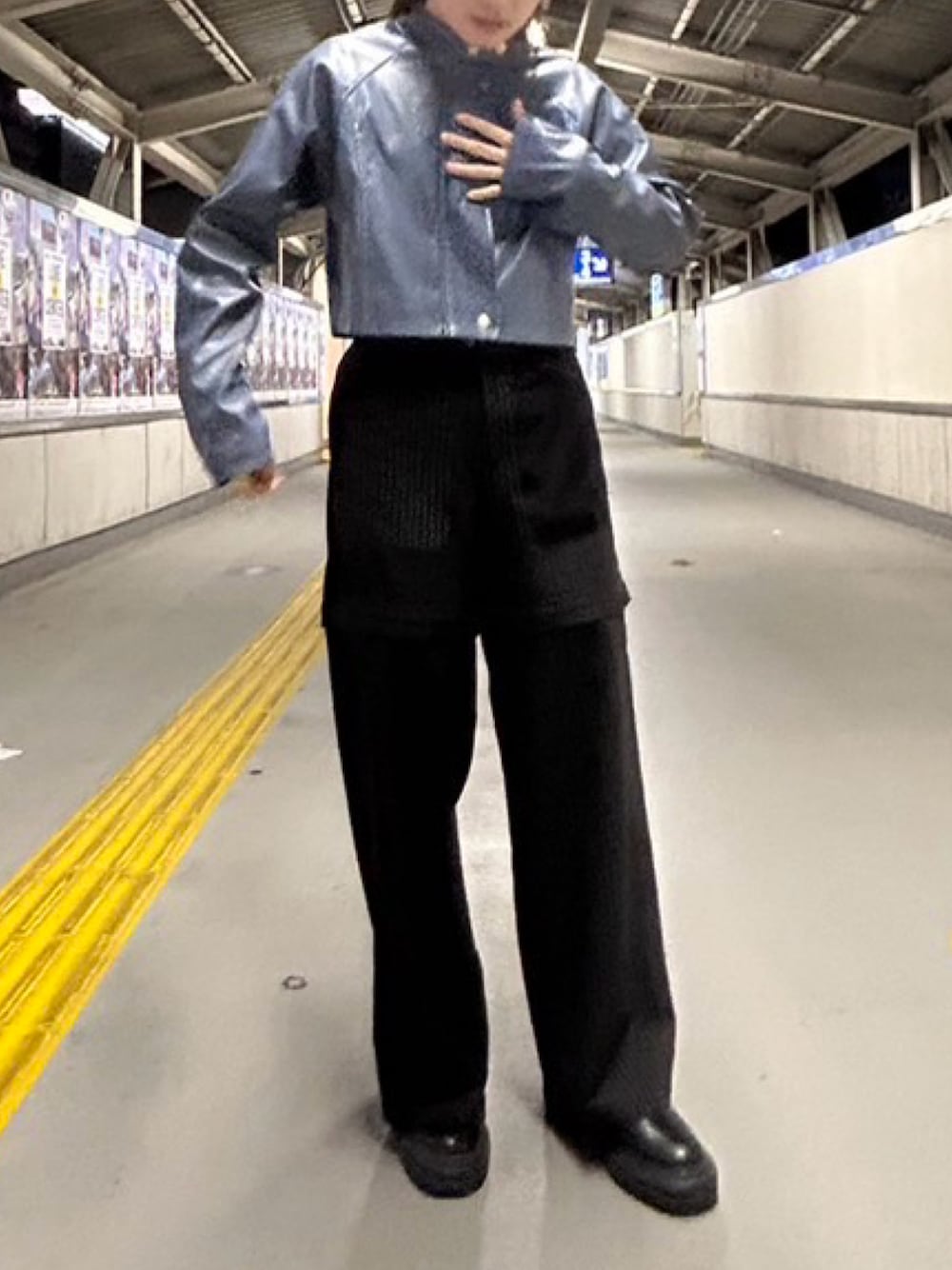 「お出かけコーデ、シンプルスタイル、モノトーン、レザージャケット、スラックス、おしゃれさんと繋がりたい、ootd、uenui、FREAK’Ｓ STORE」｜「Uenuiのfake leather riders jacket（ライダースジャケット、ブルー系）」を使った、마사? さん（レディース・157cm）の春コーディネートの1枚目の写真