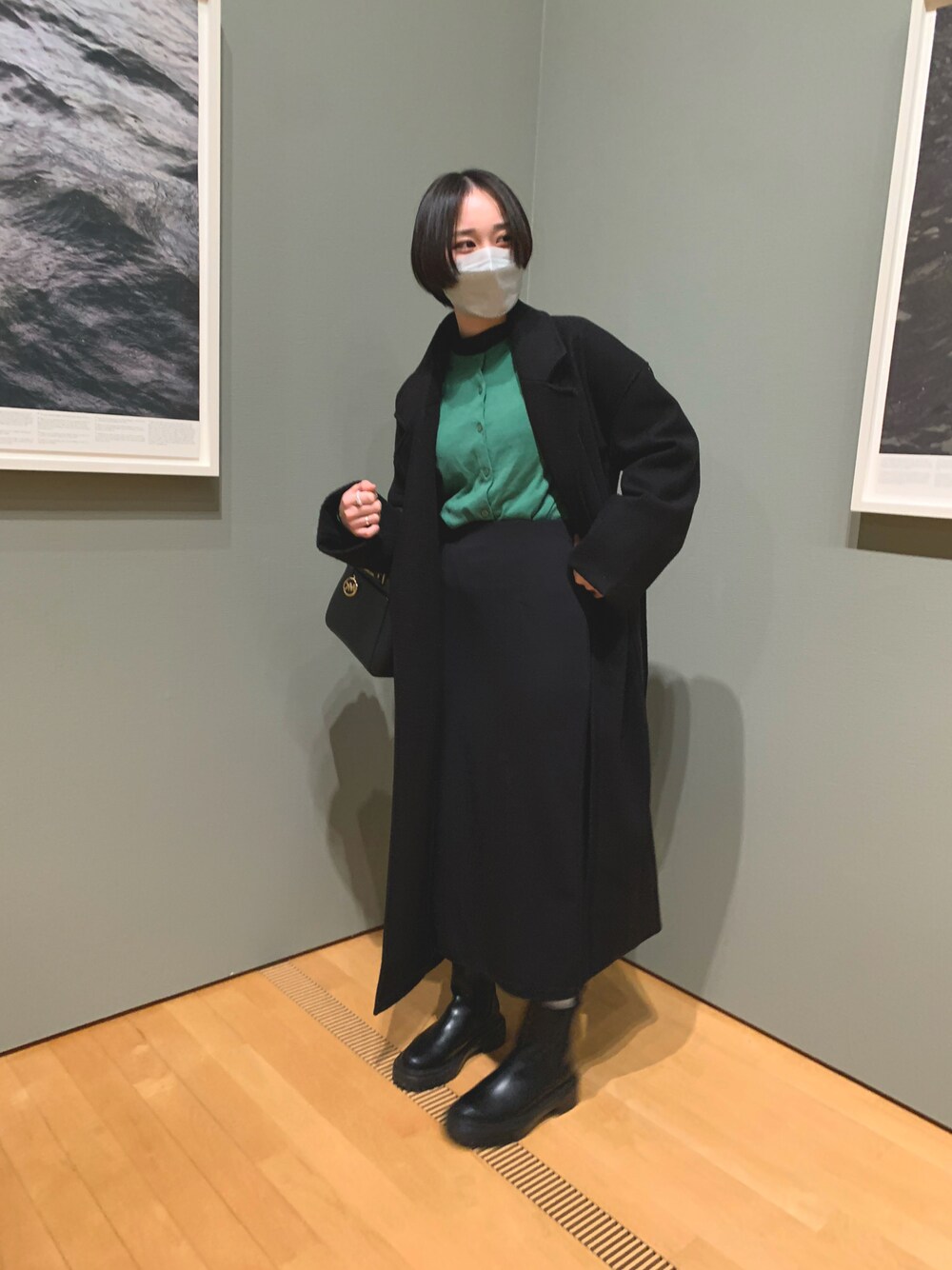 「お出かけコーデ、スカートスタイル、モノトーンコーデ、カーディガン、オトナカワイイ、旅行」｜「UNIQLOのアイテム（カーディガン/ボレロ、グリーン系）」を使った、마사? さん（レディース・157cm）の春コーディネートの1枚目の写真