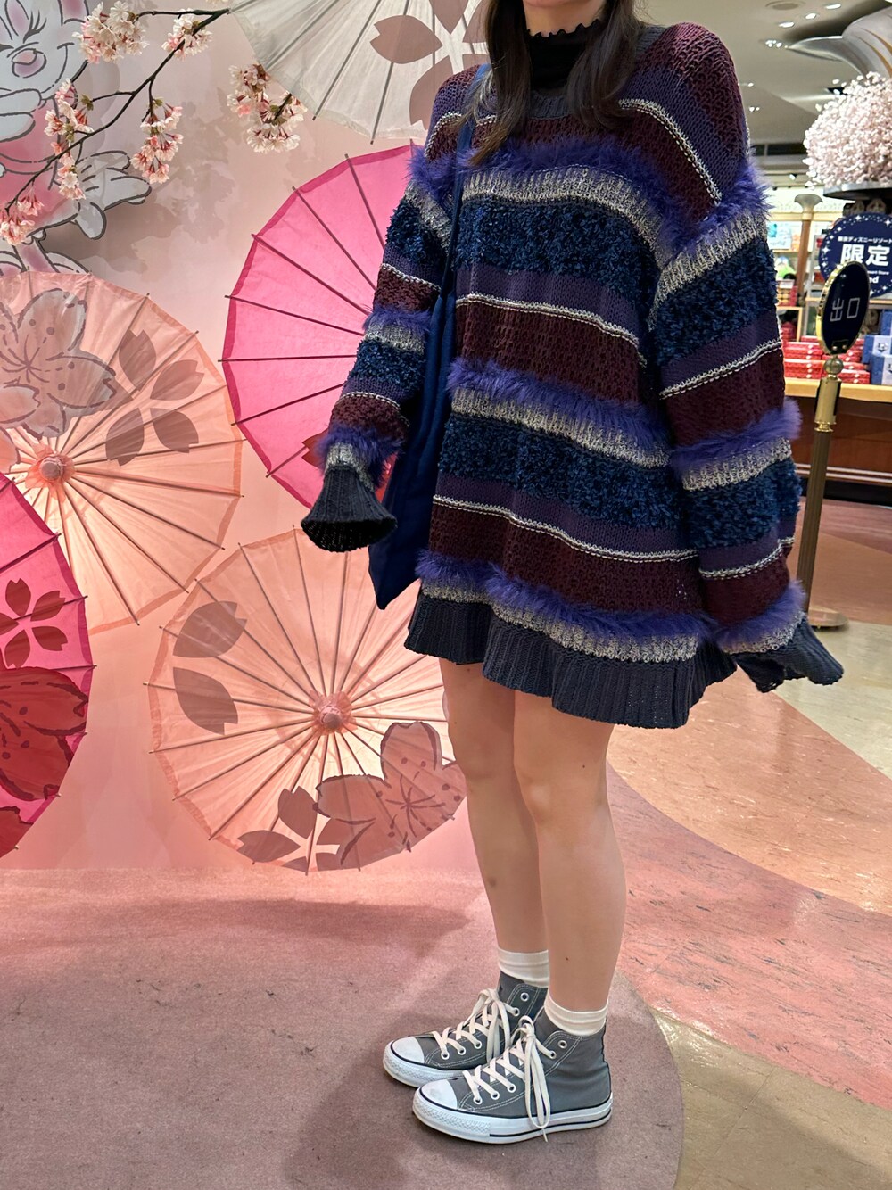 「春のおしゃ見えテクニック、大人可愛い、今日のコーデ、骨格ウェーブ、ゆるコーデ、ootd、HARE、TINA:JOJUN、converse、おしゃれさんと繋がりたい」｜「HAREのMIXヤーンボーダーニット(HARE)（ニット/セーター、パープル系）」を使った、마사? さん（レディース・157cm）の春コーディネートの1枚目の写真