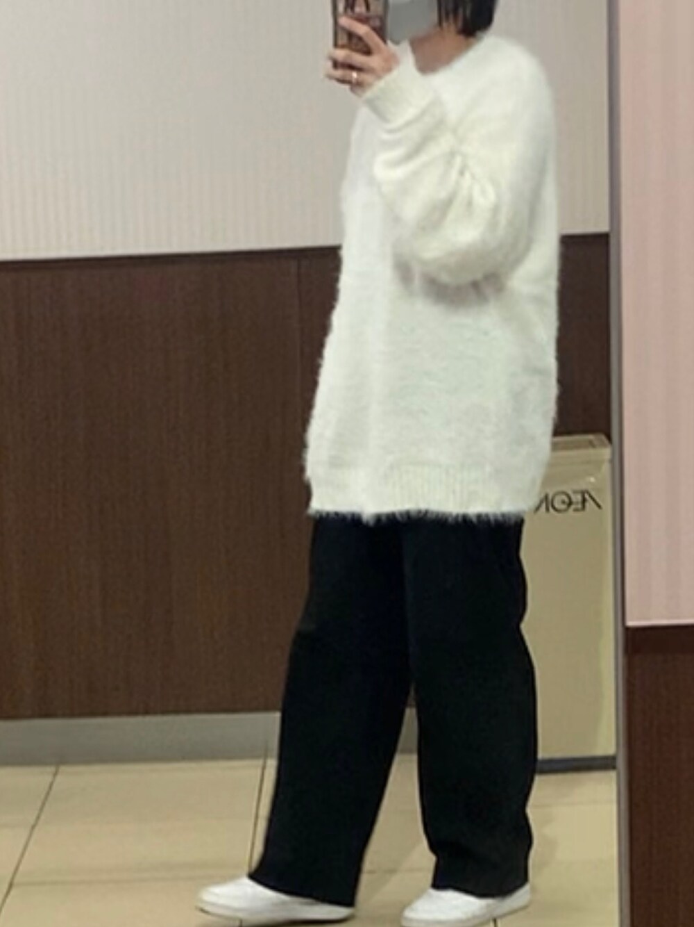 「未来のWEARISTAプロジェクト、TINA:JOJUN、UNIQLO、シンプル、休日スタイル、楽チンコーデ、秋冬、ビッグシルエット、白スニーカー」｜「TINA：JOJUNのユニセックス オーバーシャギーニット TINA：JOJUN（ニット/セーター、ホワイト系）」を使った、마사? さん（レディース・157cm）の冬コーディネートの1枚目の写真