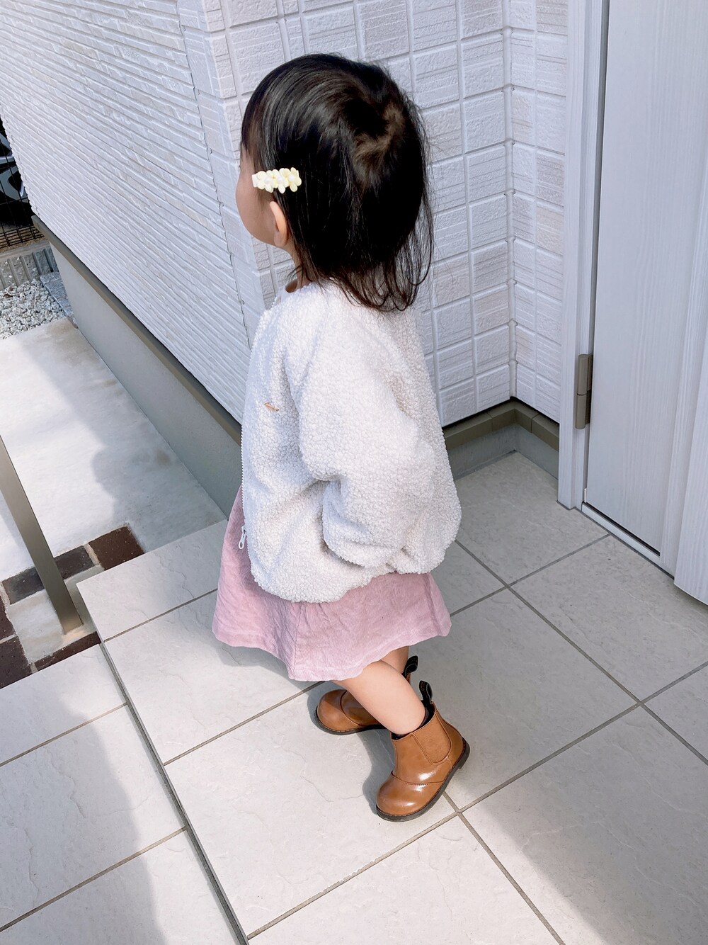 「ブルゾン、キッズコーデ、コーディロイ、女の子、ブランシェス、秋冬コーデ、プティマイン」｜「petit mainの【もこもこ】ボアZIPブルゾン（ブルゾン、ホワイト系）」を使った、あんたんさん（キッズ・90cm）の秋コーディネートの1枚目の写真