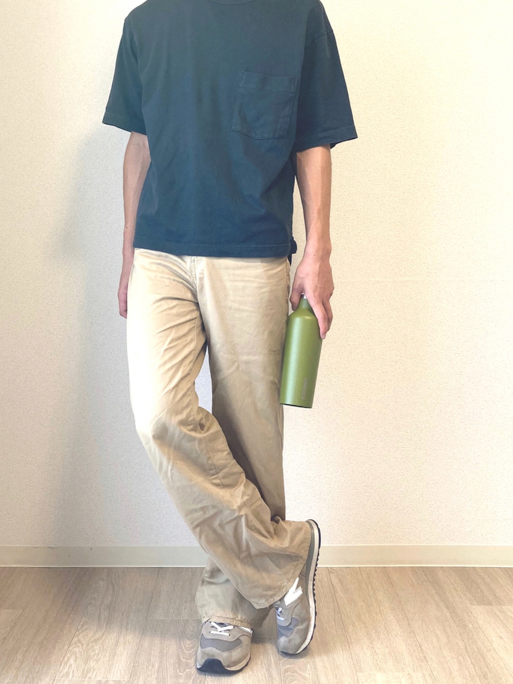 「カットソー、カジュアル、ベージュ、ニューバランス、ユニクロ、プチプラ、574」｜「CORKCICLEの16oz/470ml キャンティーン ステンレスボトル WATERMAN Canteen [CORKCICLE/コークシクル]（水筒、グリーン系）」を使った、ぴーまん🫑(フォロバ)さん（メンズ・172cm）の秋コーディネートの1枚目の写真