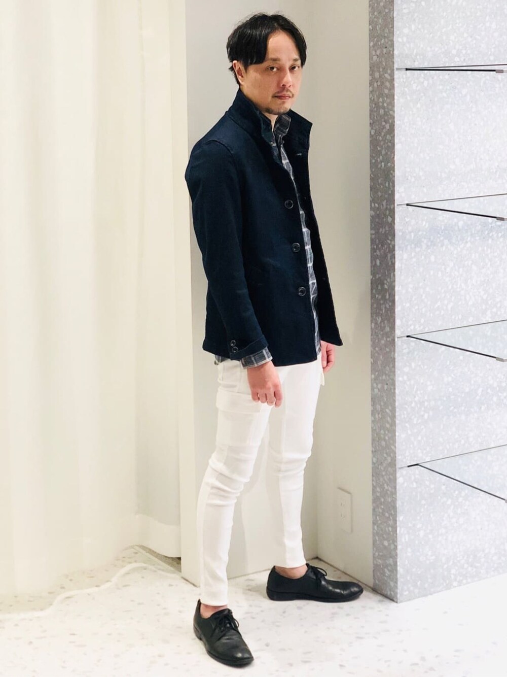「今日のコーデ、春服、きれいめカジュアル、大人コーデ、30代コーデ、ラトルトラップ、スタンドカラー、チエックシャツ、デニム、カーゴパンツ、スキニー」｜「RATTLE TRAPの10.25ozストレッチデニムブルゾン（デニムジャケット、ブルー系）」を使った、RT staffstylingさん（メンズ・168cm）の春コーディネートの1枚目の写真