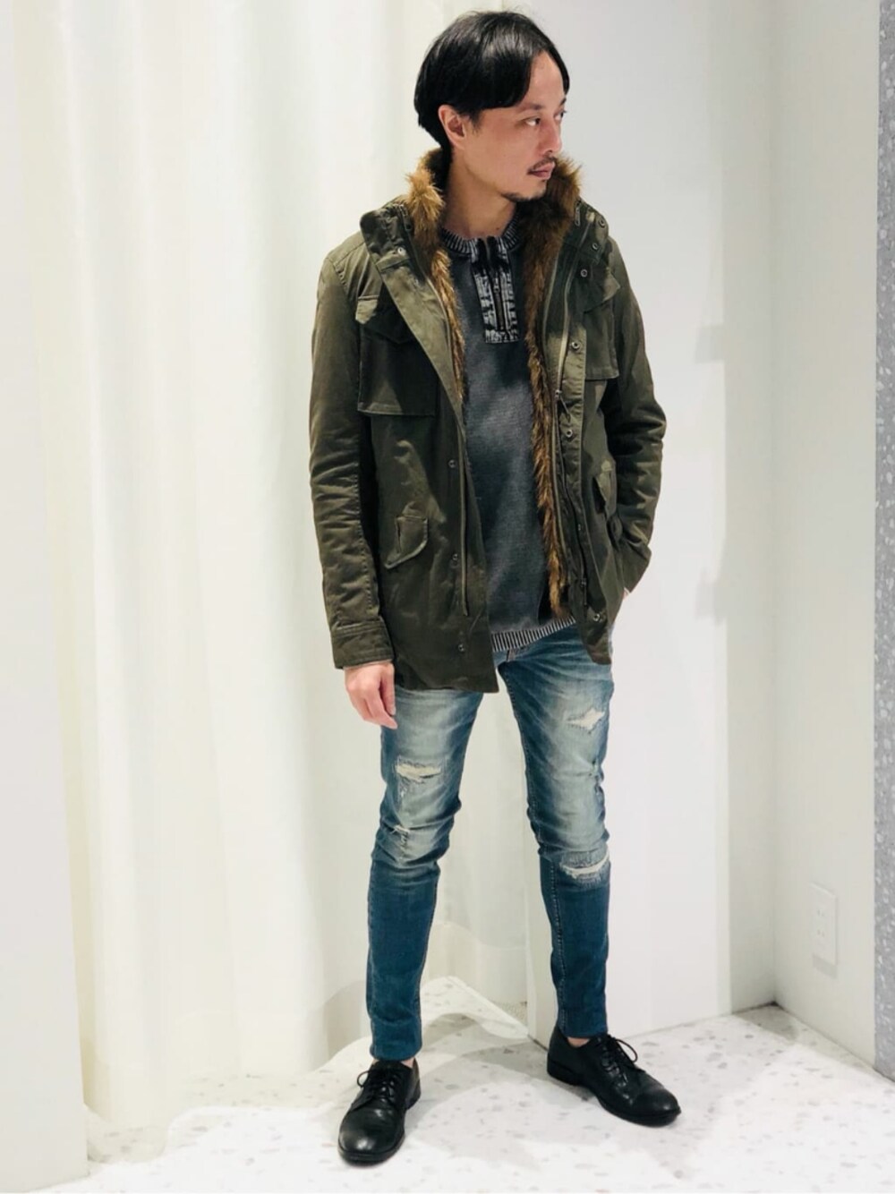 「ファー、クラッシュデニム、ミリタリー、ヴィンテージ風、M65、２ＷＡＹ、スキニーパンツ、テーパードデニム、ジェギンス、裏起毛」｜「RATTLE TRAPのM-65ファーライナー付ブルゾン（ミリタリージャケット、グリーン系）」を使った、RT staffstylingさん（メンズ・168cm）の秋コーディネートの1枚目の写真