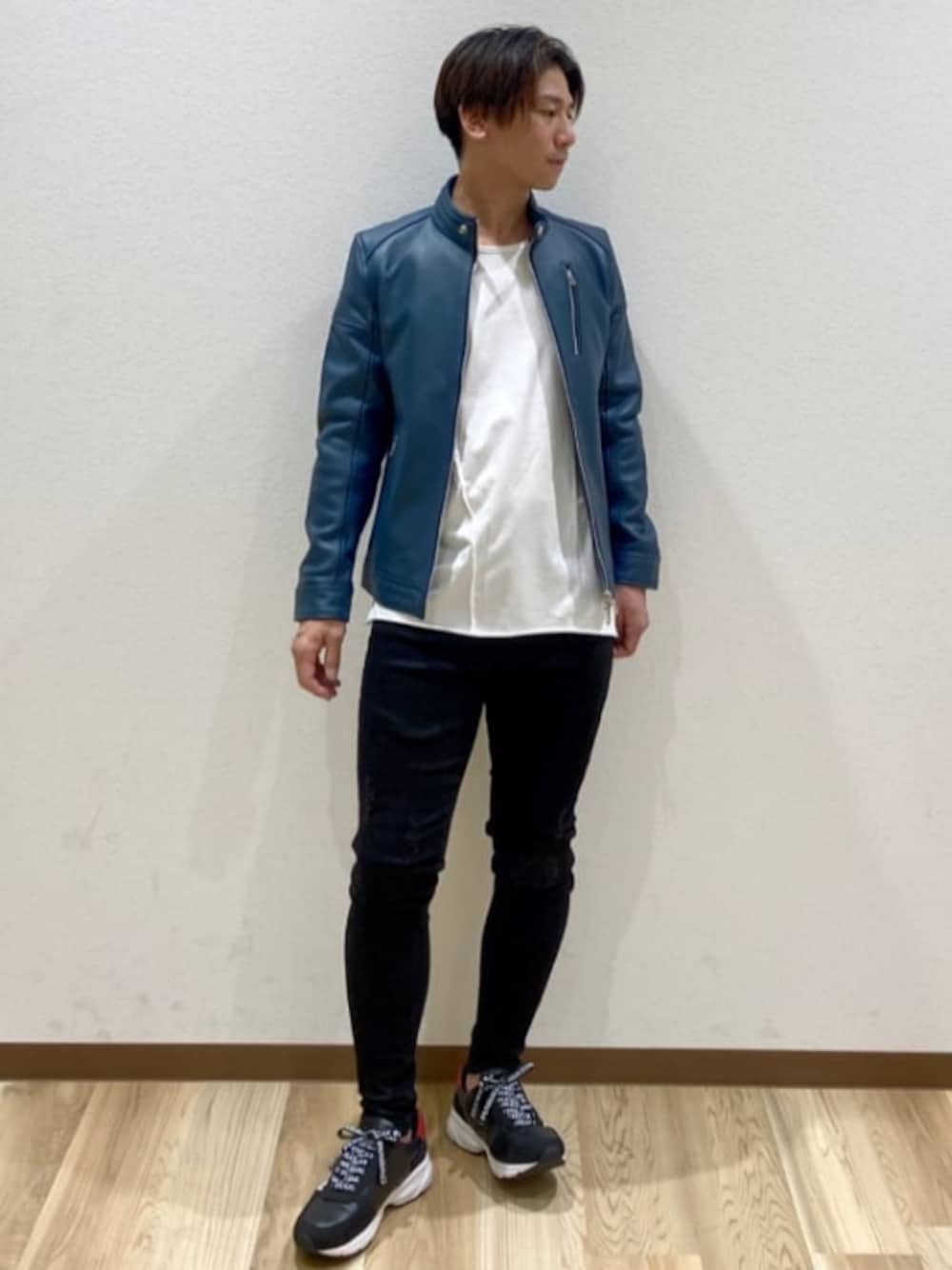「大人コーデ、キレイめ、きれいめカジュアル、レザージャケット、レザー、スニーカーコーデ、スキニーデニム、スキニー、ブルーコーデ、デート」｜「RATTLE TRAPのシングルライダースレザージャケット（ライダースジャケット、ブルー系）」を使った、RT staffstylingさん（メンズ・170cm）の秋コーディネートの1枚目の写真