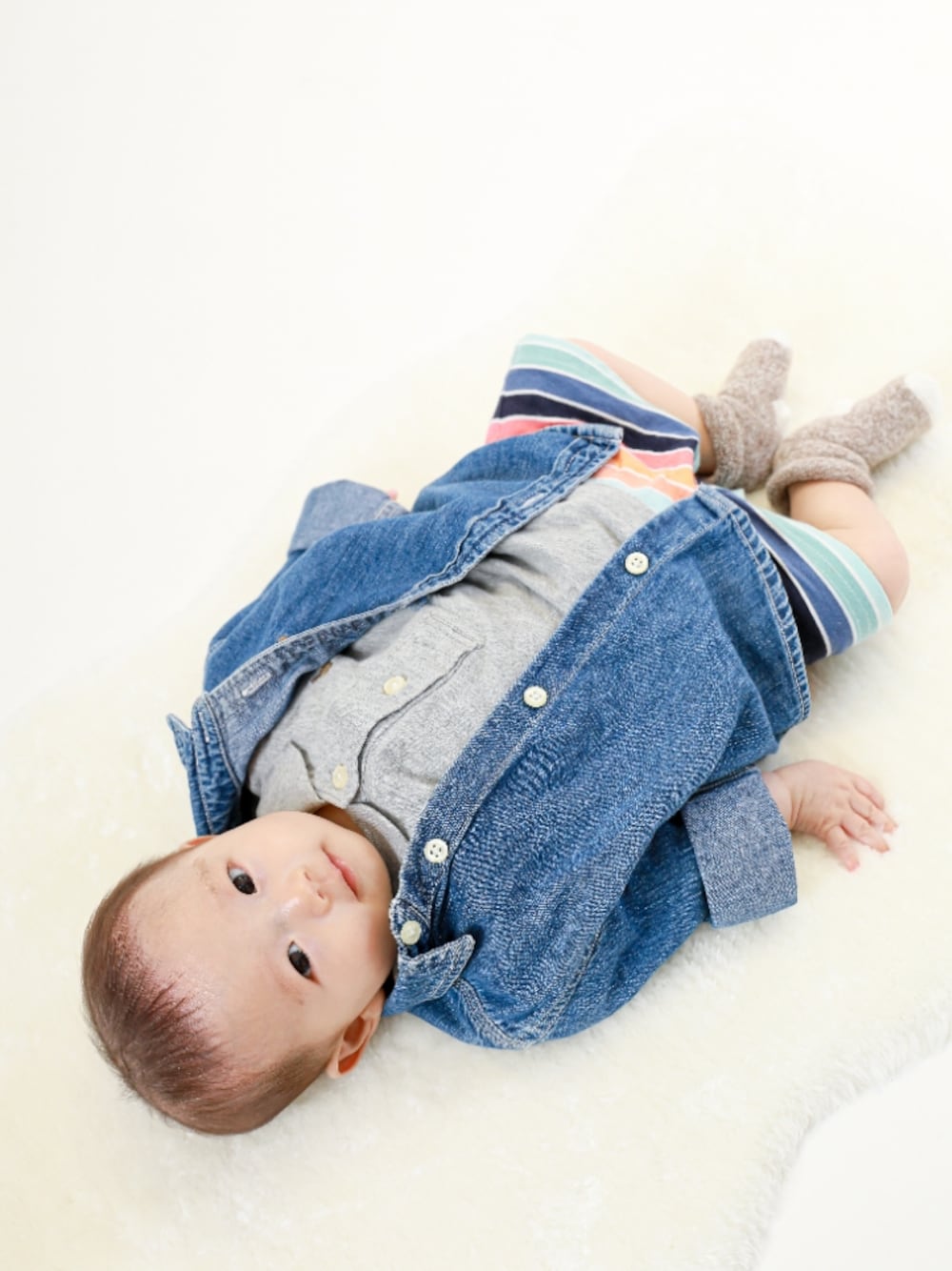 「6ヶ月、デニム、男の子ベビー、ボーダー、０歳、男の子コーデ、GAPbaby」｜「GAPのアイテム（デニムジャケット、ブルー系）」を使った、mionatsuuuuuさん（キッズ・60cm）の秋コーディネートの1枚目の写真