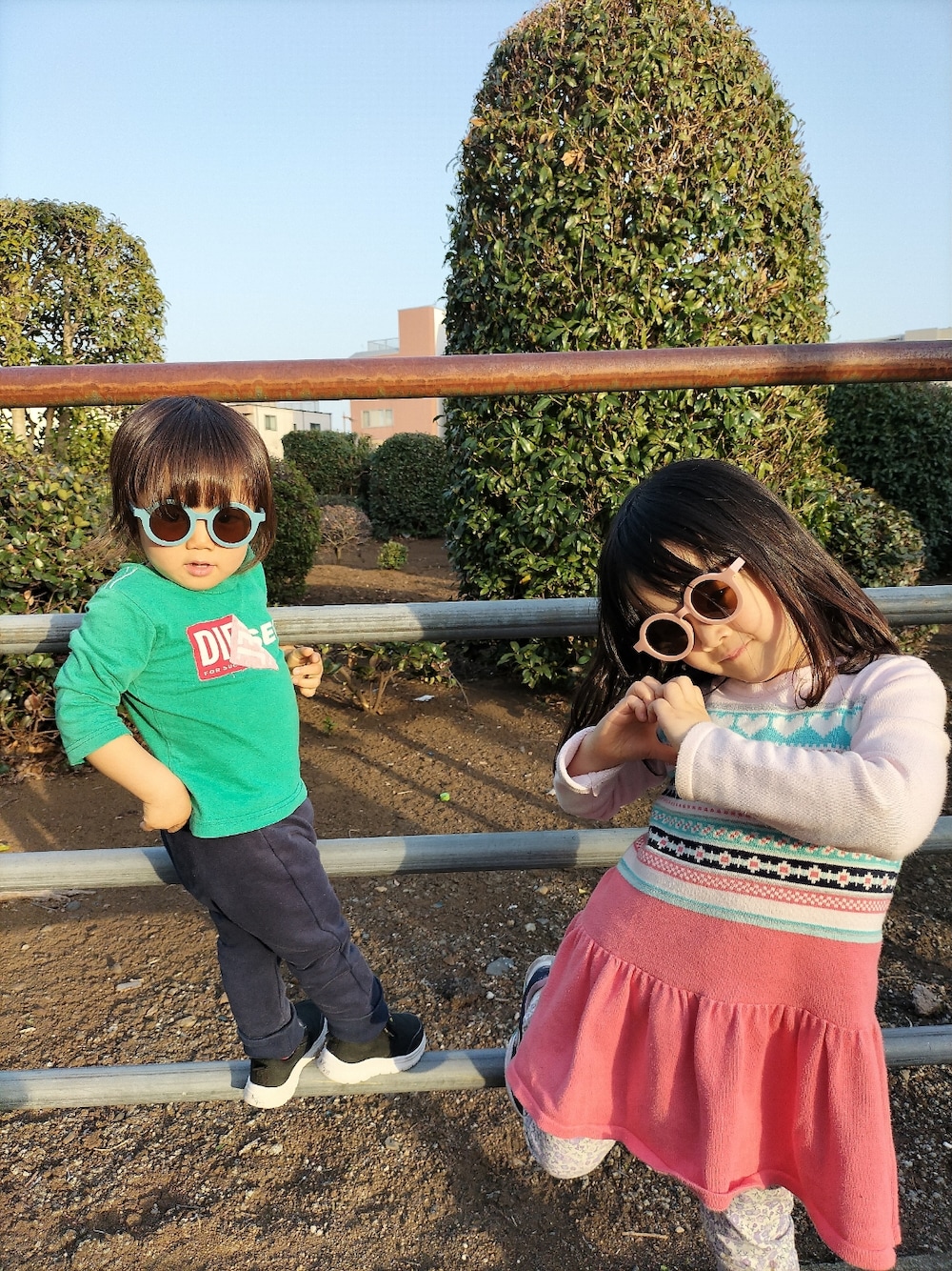 「姉妹コーデ、ディーゼル、ニットワンピース、サングラス」｜「UNIQLOのアイテム（パンツ、ブルー系）」を使った、mionatsuuuuuさん（キッズ・90cm）の春コーディネートの1枚目の写真