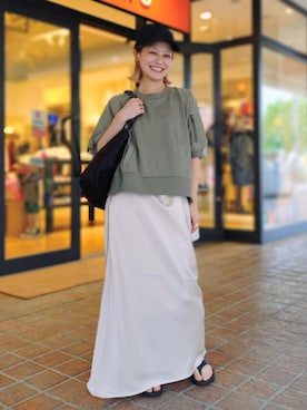 「BEAMS HEART（ビームスハート）のコード ヘルメットバッグ（クラッチバッグ、ブラック系）」を使った、BEAMS HEART WOMENさん（レディース・159cm）の夏コーディネート
