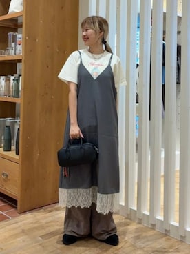 「BEAMS HEART（ビームスハート）のチャーム付き ボストン バッグ（トートバッグ、ブラック系）」を使った、BEAMS HEART WOMENさん（レディース・159cm）の夏コーディネート