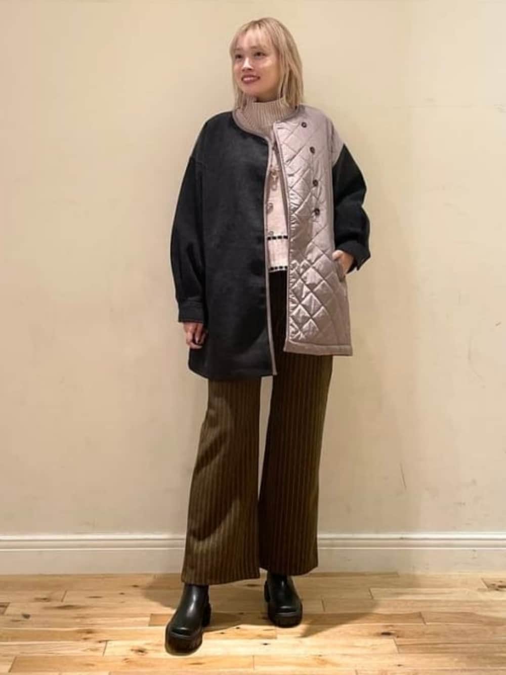 ベージュ系のニット/セーター、ブラウン系のその他パンツ、グレー系のノーカラーコートを着用したレディースの冬コーディネートの1枚目の写真