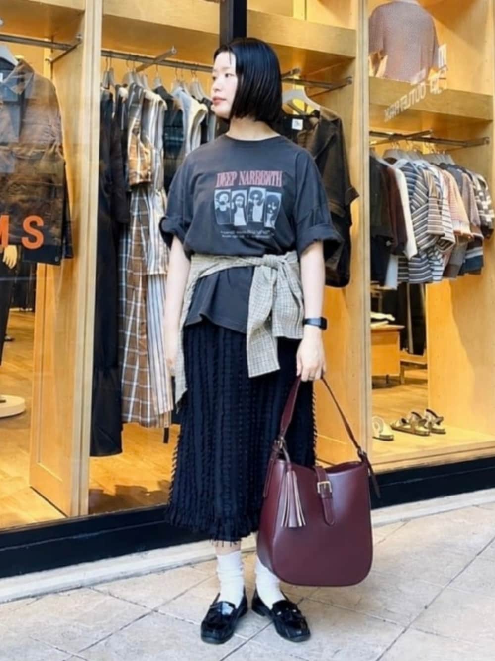 ベージュ系のシャツ/ブラウス、その他のTシャツ/カットソー、レッド系のクラッチバッグを着用したレディースの夏コーディネートの1枚目の写真
