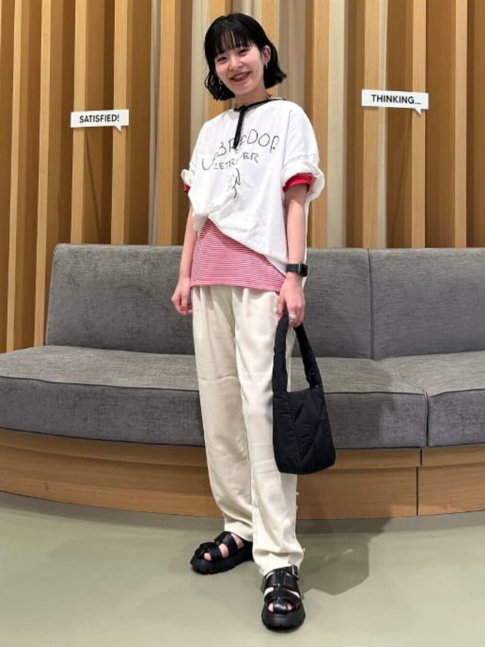レッド系のTシャツ/カットソー、ホワイト系のTシャツ/カットソー、ホワイト系のスラックスを着用したレディースの夏コーディネートの1枚目の写真