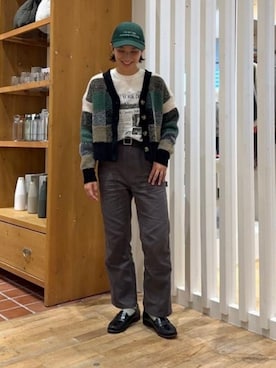 「BEAMS HEART（ビームスハート）のチェック Vネック カーディガン（カーディガン/ボレロ、ブラック系）」を使った、BEAMS HEART WOMENさん（レディース・160cm）の秋コーディネート