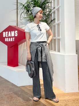 「BEAMS HEART（ビームスハート）のダブルウエスト チェックパンツ（スラックス、ブラック系）」を使った、BEAMS HEART WOMENさん（レディース・159cm）の夏コーディネート