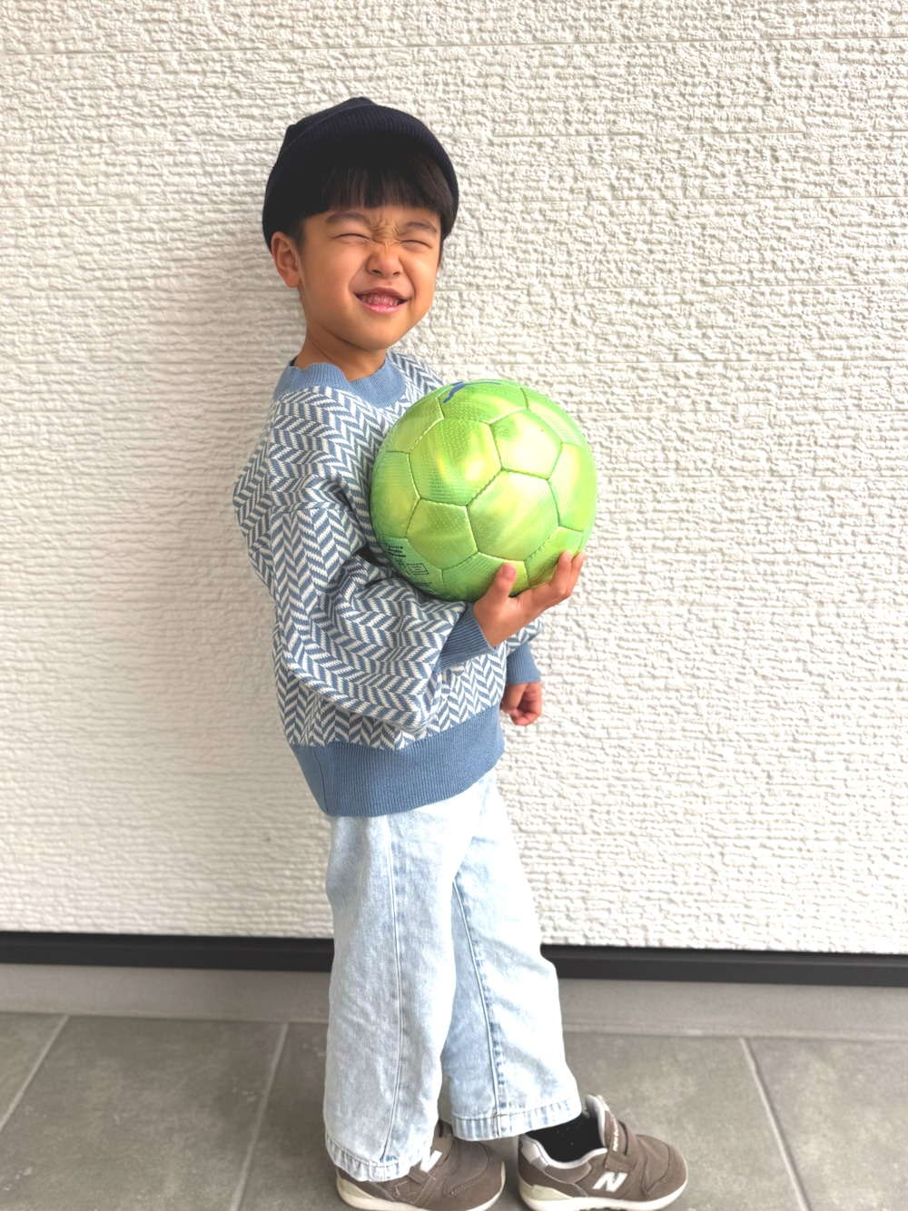 「キッズコーデ、キッズファッション、男の子、5歳、プチプラ、ニットキャップ、セーター、デニム、スニーカー、センスオブプレイス、Right-on、MPS、バースデイ、ニューバランス、ニューバランス996」｜「Birthdayのアイテム（デニムパンツ、ブルー系）」を使った、10aochinさん（キッズ・110cm）の冬コーディネートの1枚目の写真