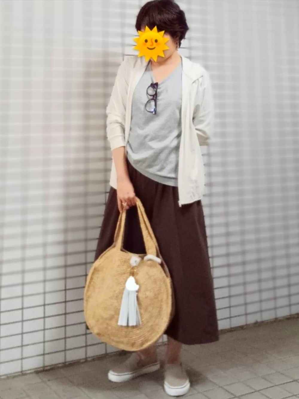 「ブラウン、シンプルコーデ、おでかけコーデ、秋準備はじめました、スリッポン、オトナ女子、お出かけコーデ、大人コーデ、オトナカワイイ、シンプルスタイル、トートバッグ、ショルダーバッグ」｜「無印良品のブルーライト対応　ウェリントン型サングラス（サングラス、ブラウン系）」を使った、pomepomekurukuruさん（骨格ストレート・レディース・157cm）の秋コーディネートの1枚目の写真