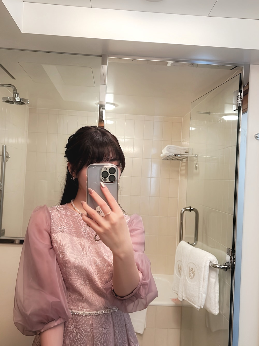 ピンク系のドレス、シルバー系のベルトを着用したレディースの秋コーディネートの1枚目の写真