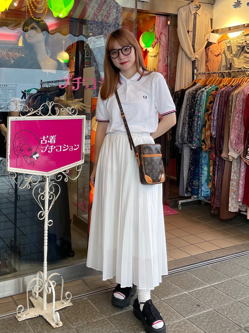 スカートを使った「白ポロシャツ」の人気ファッションコーディネート