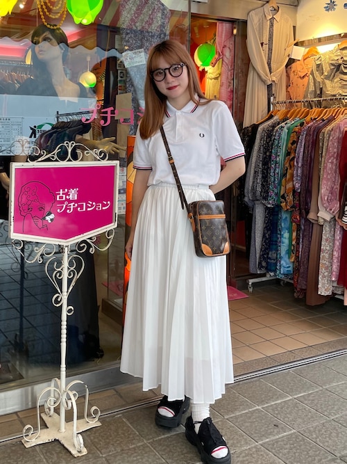 スカートを使った「白ポロシャツ」の人気ファッションコーディネート