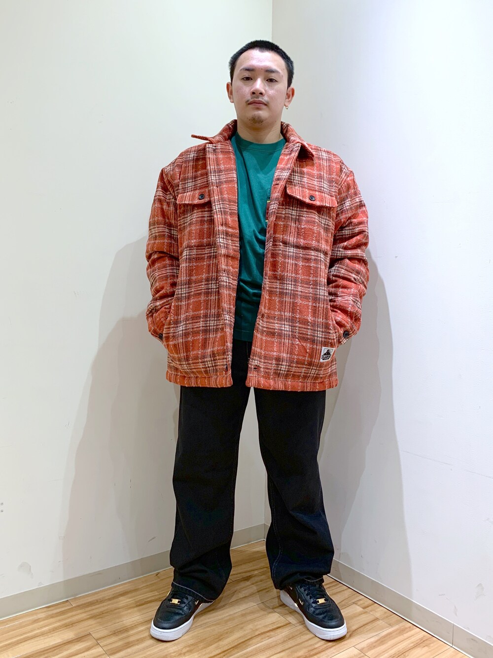 「XLARGEのBURNING DICE PANTS（デニムパンツ、ブラック系）」を使った、RmsDbr1004さん（メンズ・164cm）の秋コーディネートの1枚目の写真
