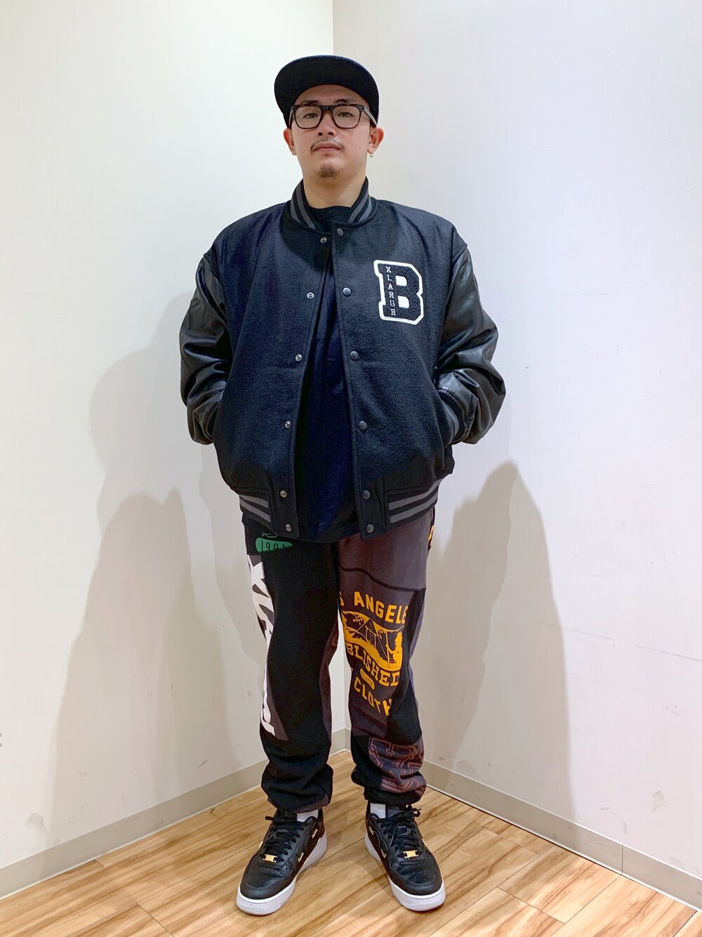「XLARGEのXLARGE × BALANSA STADIUM JACKET（スタジャン、ブラック系）」を使った、RmsDbr1004さん（メンズ・164cm）の秋コーディネートの1枚目の写真